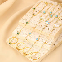 Gold chain bracelet close-up - view 4