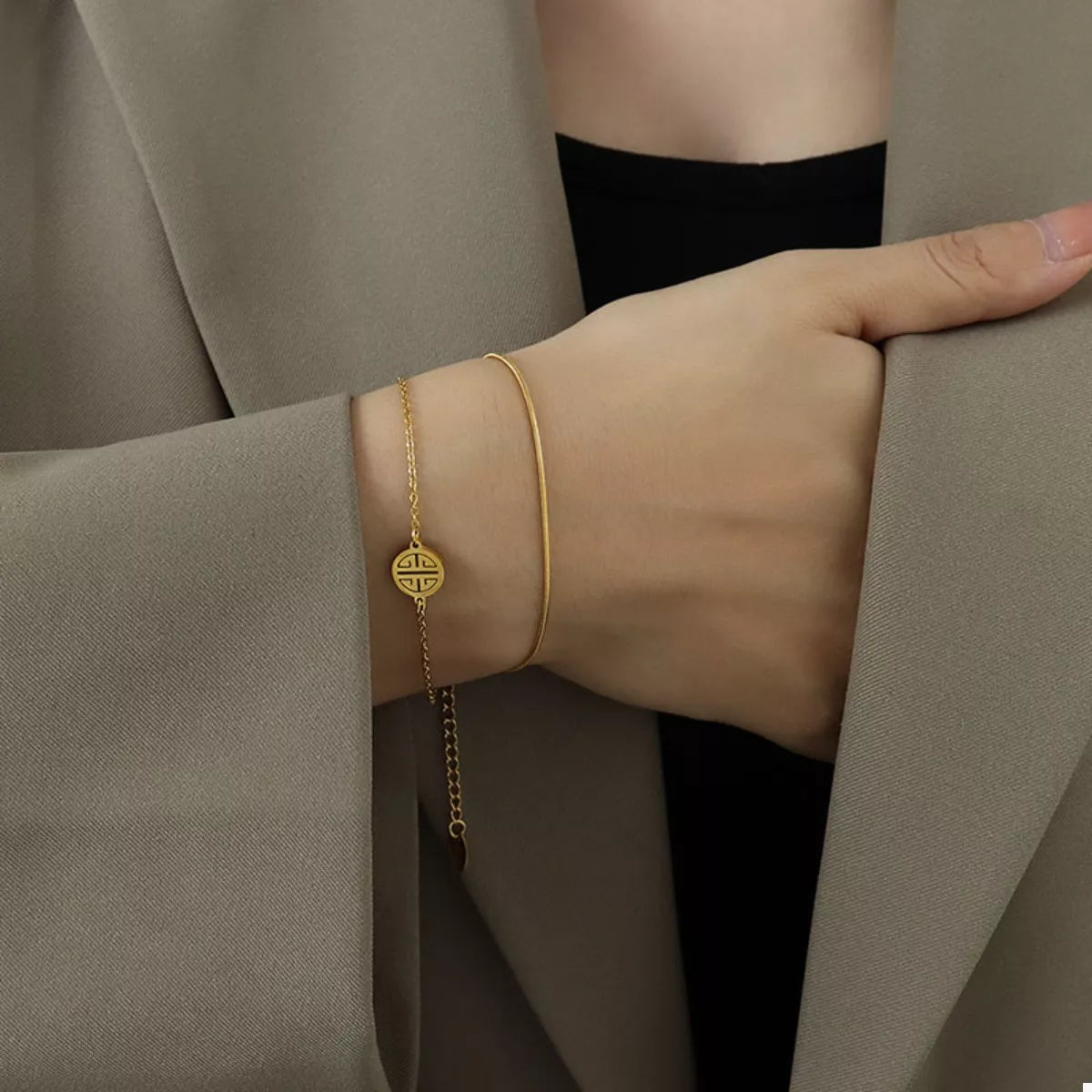 Double layered gold bracelet detail - view 3